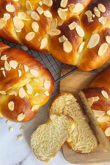 tsourekia on cooling rack and sliced on board