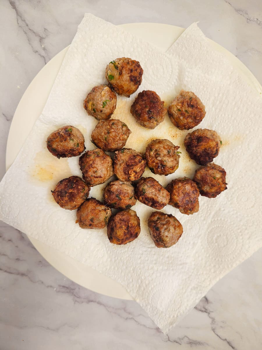 Greek Meatballs-Keftedes- absorbent paper