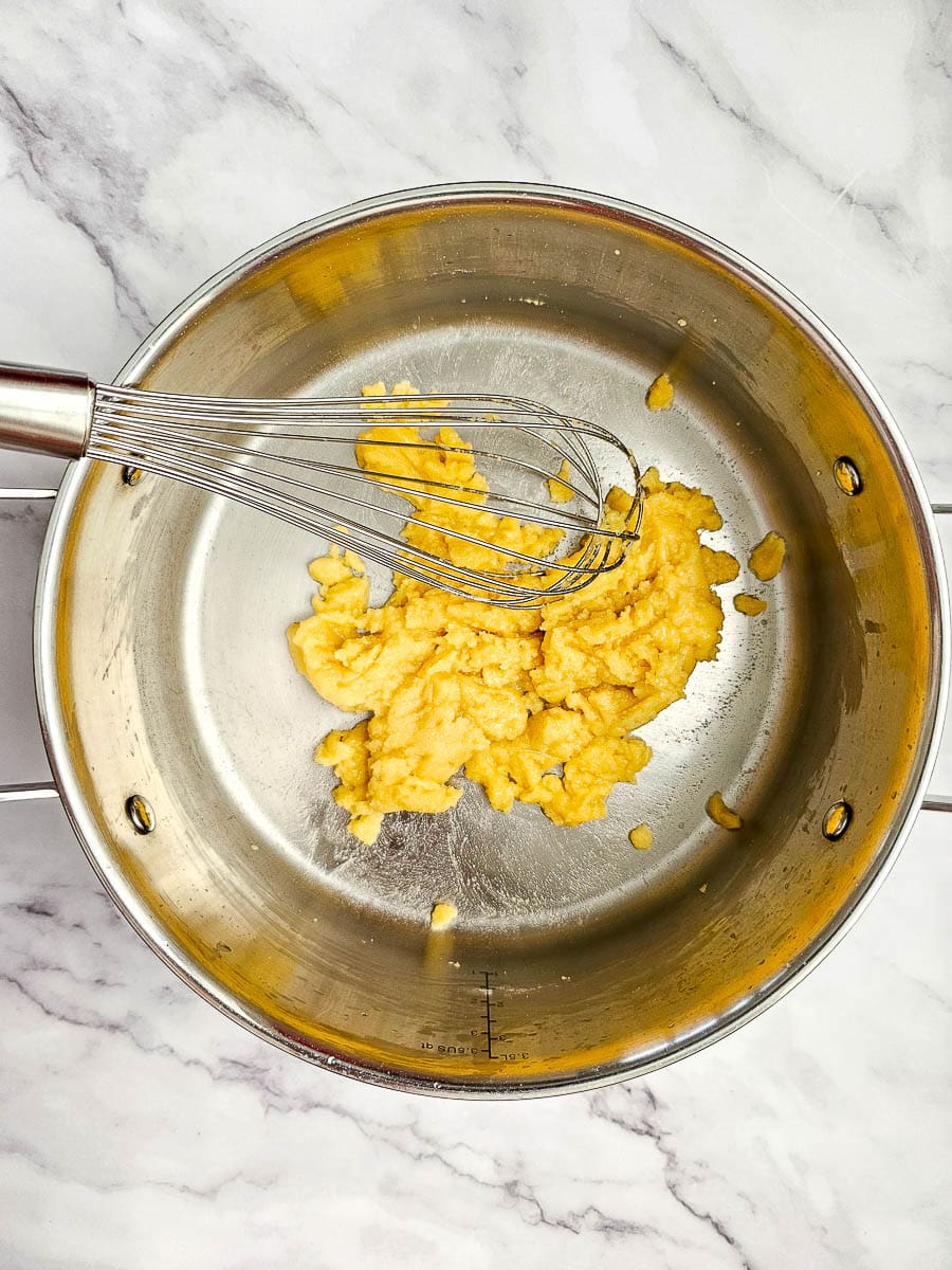 making rouz in a pot for vegan moussaka