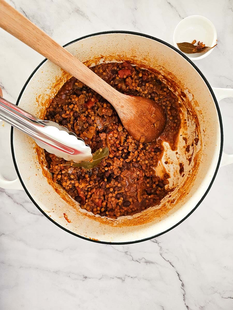 Removing bay leaves from lentil sauce for vegan moussaka