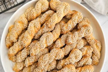 Koulourakia on a plate