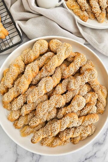 Koulourakia on a plate