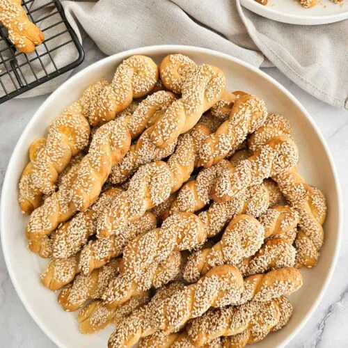 Koulourakia on a plate