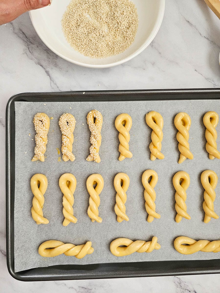 koulourakia on baking tray before baking 