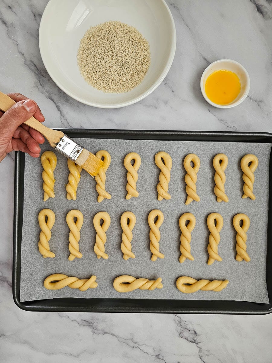 koulourakia on baking tray before baking 