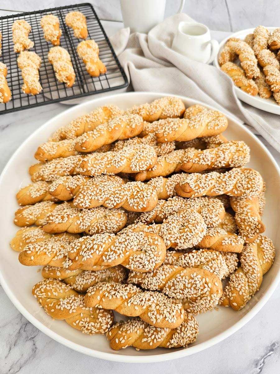 koulourakia on a plate